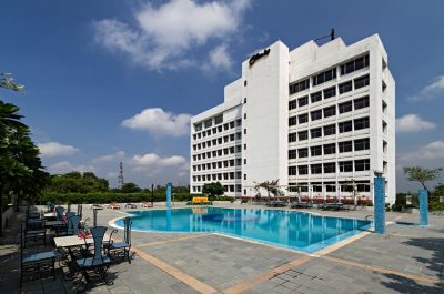 Hotel Clarks Avadh Mahatma Gandhi Marg Lucknow 5 Star Hotel Front Pool