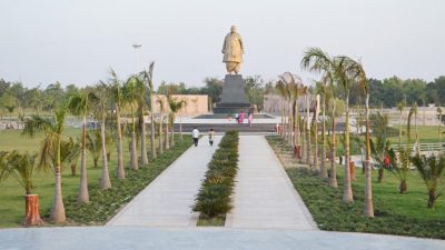 Statue of Janeshwar Mishra at the Park